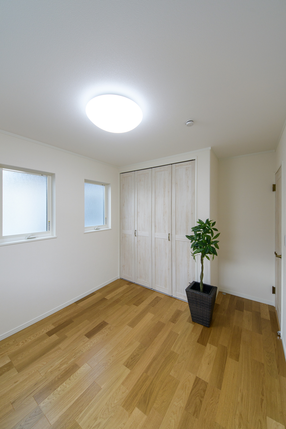 2階洋室/2連の上げ下げ窓が、やさしい光とさわやかな風を室内へと誘います。