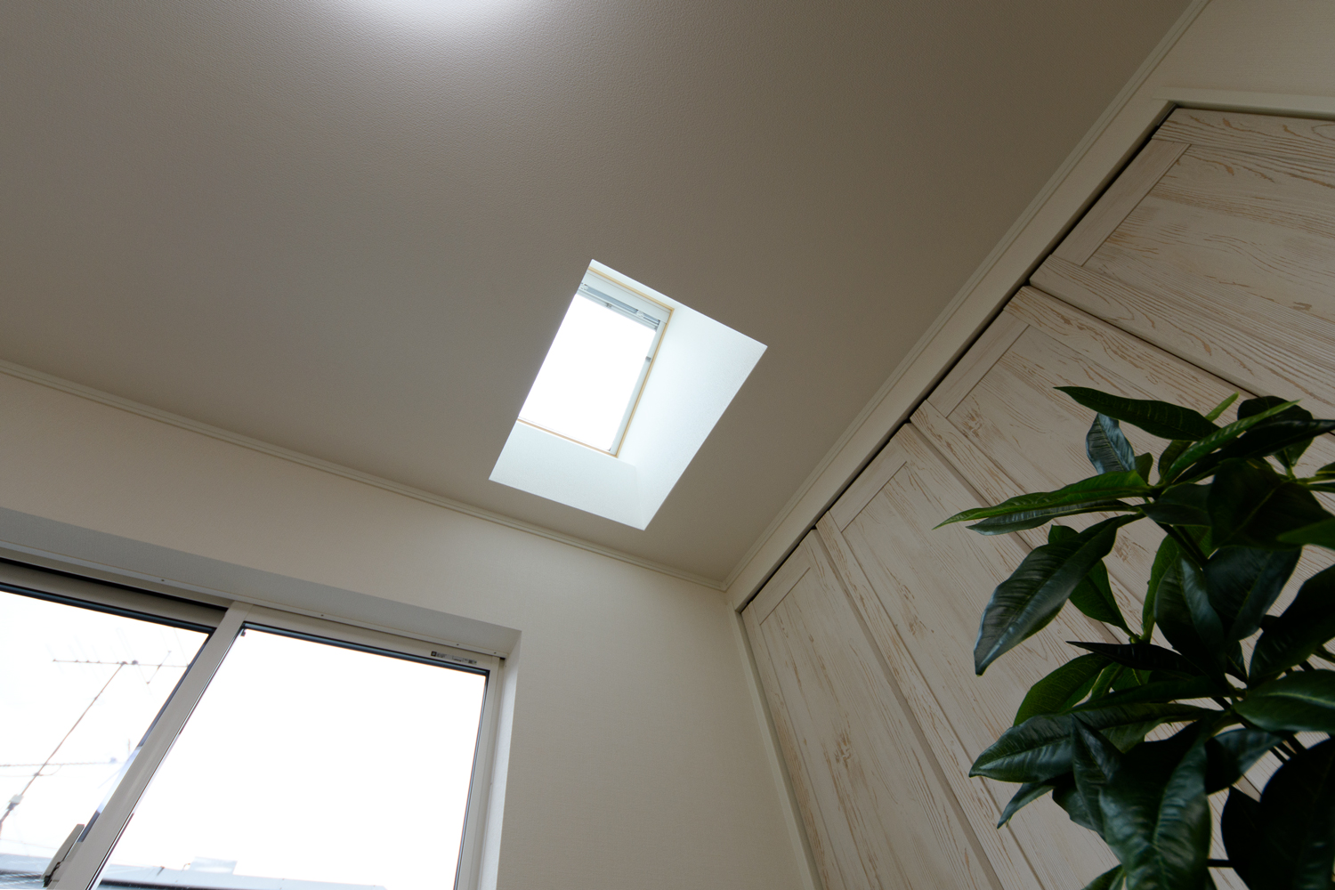 2階洋室/天井にトップライト（天窓）を設えた明るく光のあふれる空間。