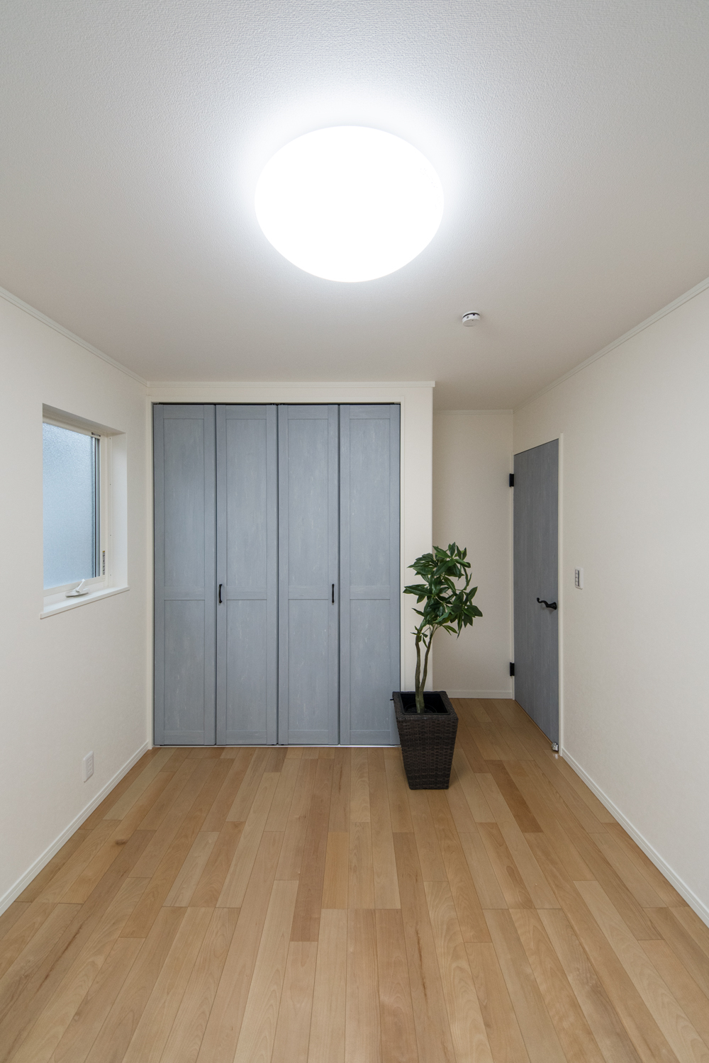 ブルーペイントのドアが空間を彩る、明るく爽やかな印象の2階洋室。