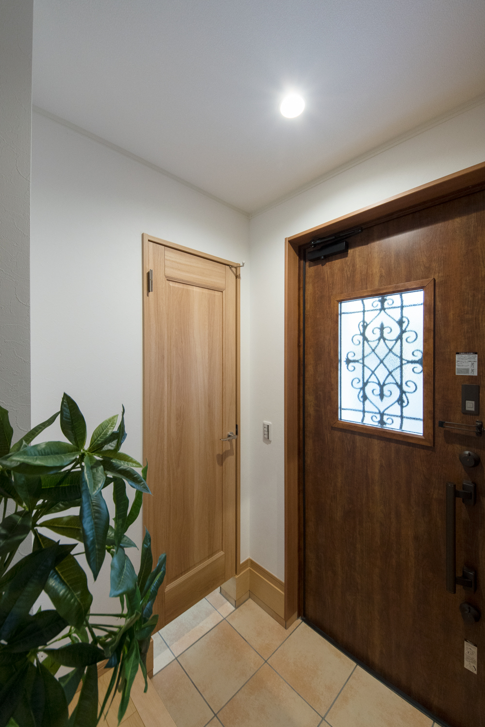 2つ並んだハートのアイアンにゆるい曲線のドアハンドルデザインが可愛らしいアンティーク調玄関ドアを施しました。