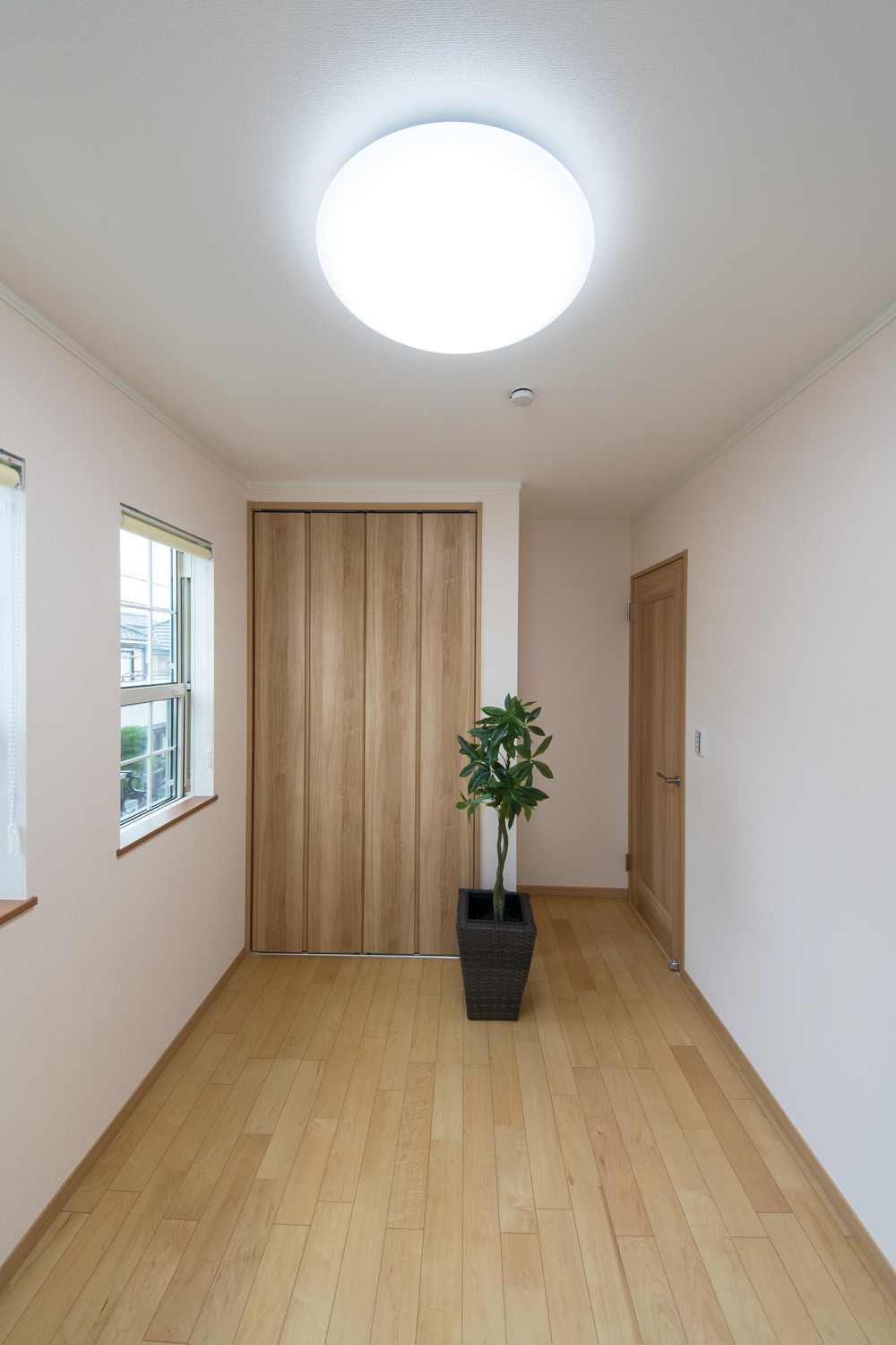 2階洋室/木のやさしい風合いを感じる建具やフローリングが、穏やかで心地の良い空間。