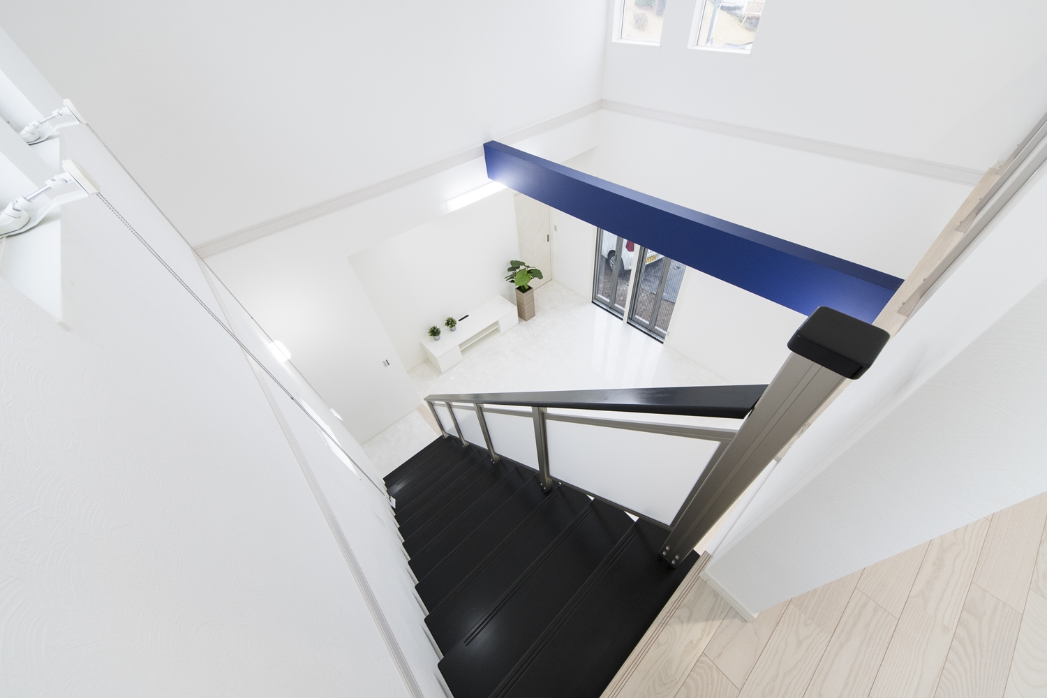 光や風を遮らず階下と階上を軽やかにつなぎ、快適な空間を演出するオープンスタイルの階段。