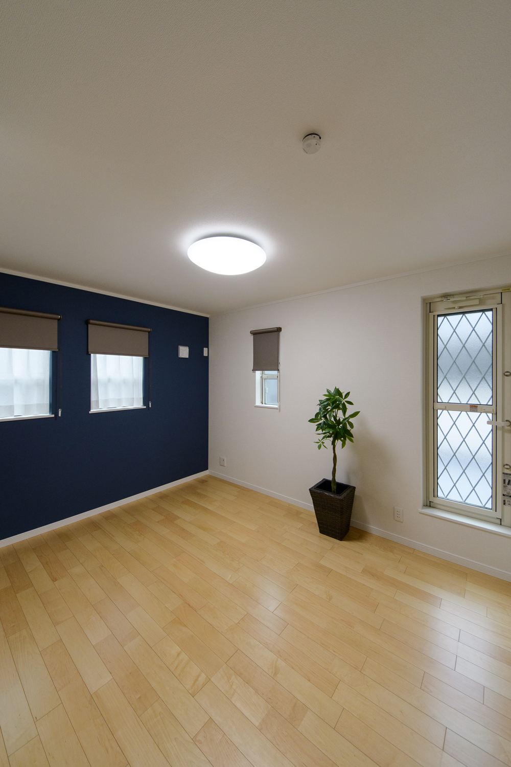 2階洋室/深みある濃紺色の壁紙と二連の上げ下げ窓のデザインがスタイリッシュな空間を演出。