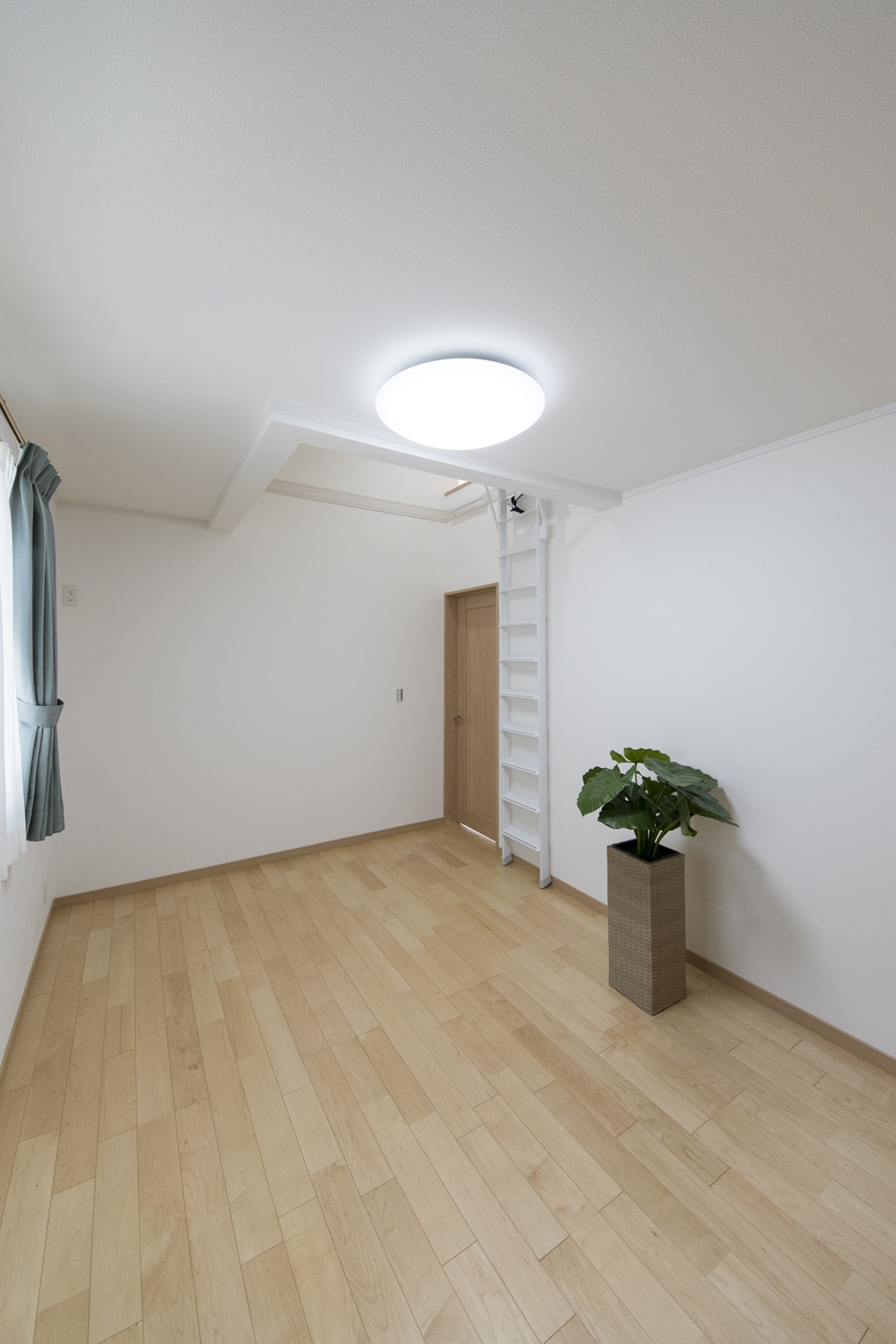 2階洋室(子世帯)／ロフトを設え収納豊富な居住空間に。