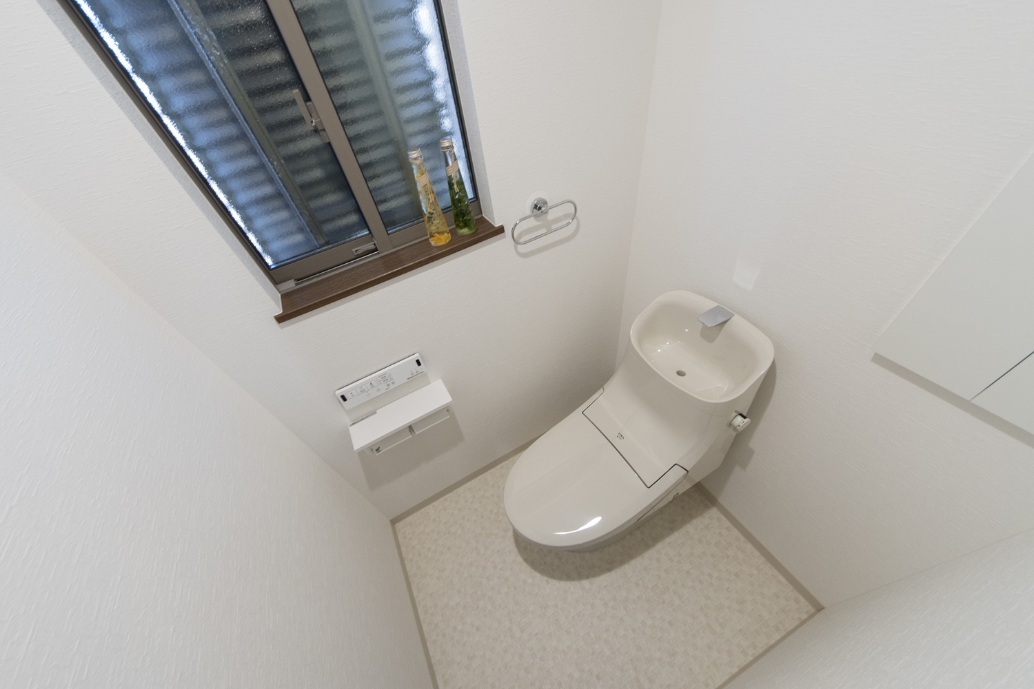 1階トイレ／窓に、通気性・採光性を確保しながら、しっかりと目隠しできるルーバーを設置しました。