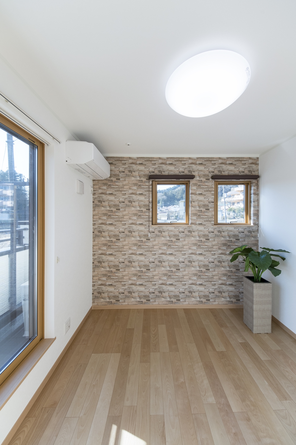 2階洋室／表情豊かな石積をリアルに再現したアクセントクロスがモダンな空間を演出します。