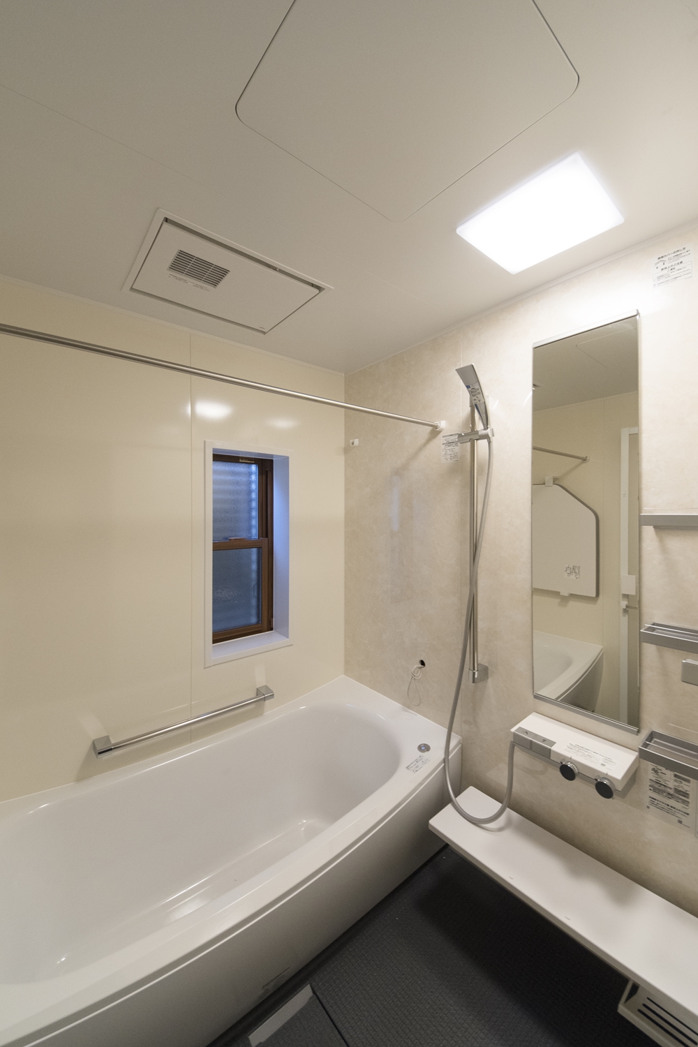 バスルーム／窓に、通気性・採光性を確保しながら、しっかりと目隠しできるルーバーを設置しました。