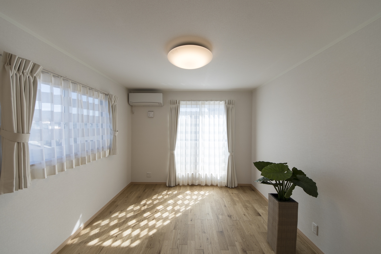2階洋室／大きな窓から自然のやさしい光が降り注ぐ明るい室内。