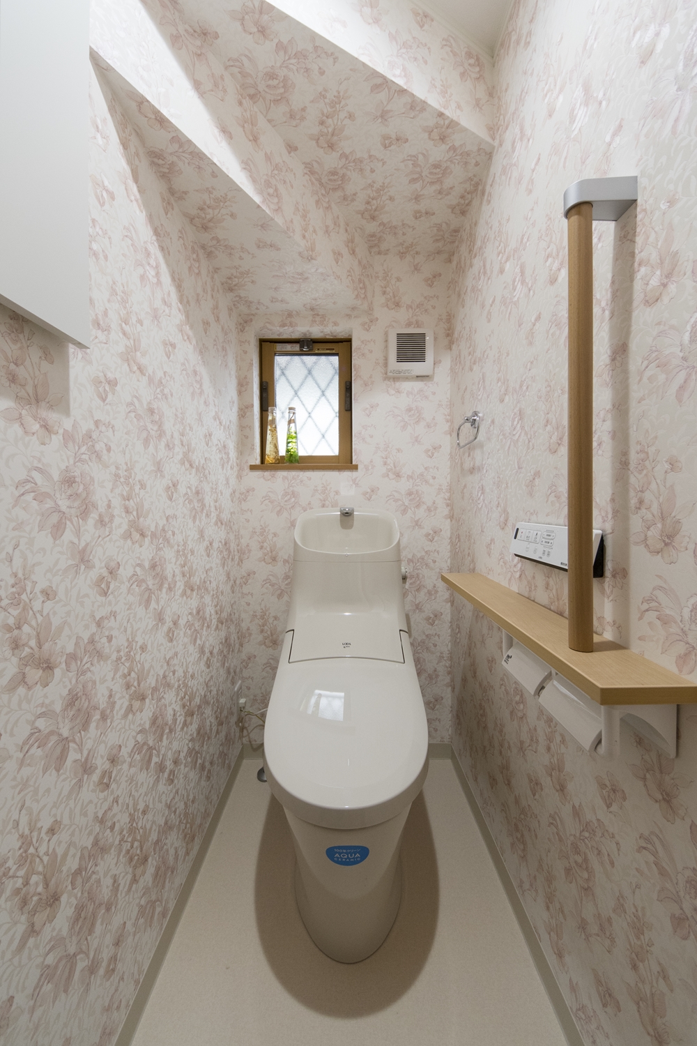 1階トイレ／愛らしいピンクの花柄クロスを全面に施し、優しい印象に仕上がりました。洗面室の壁紙もお揃いのデザインです♪