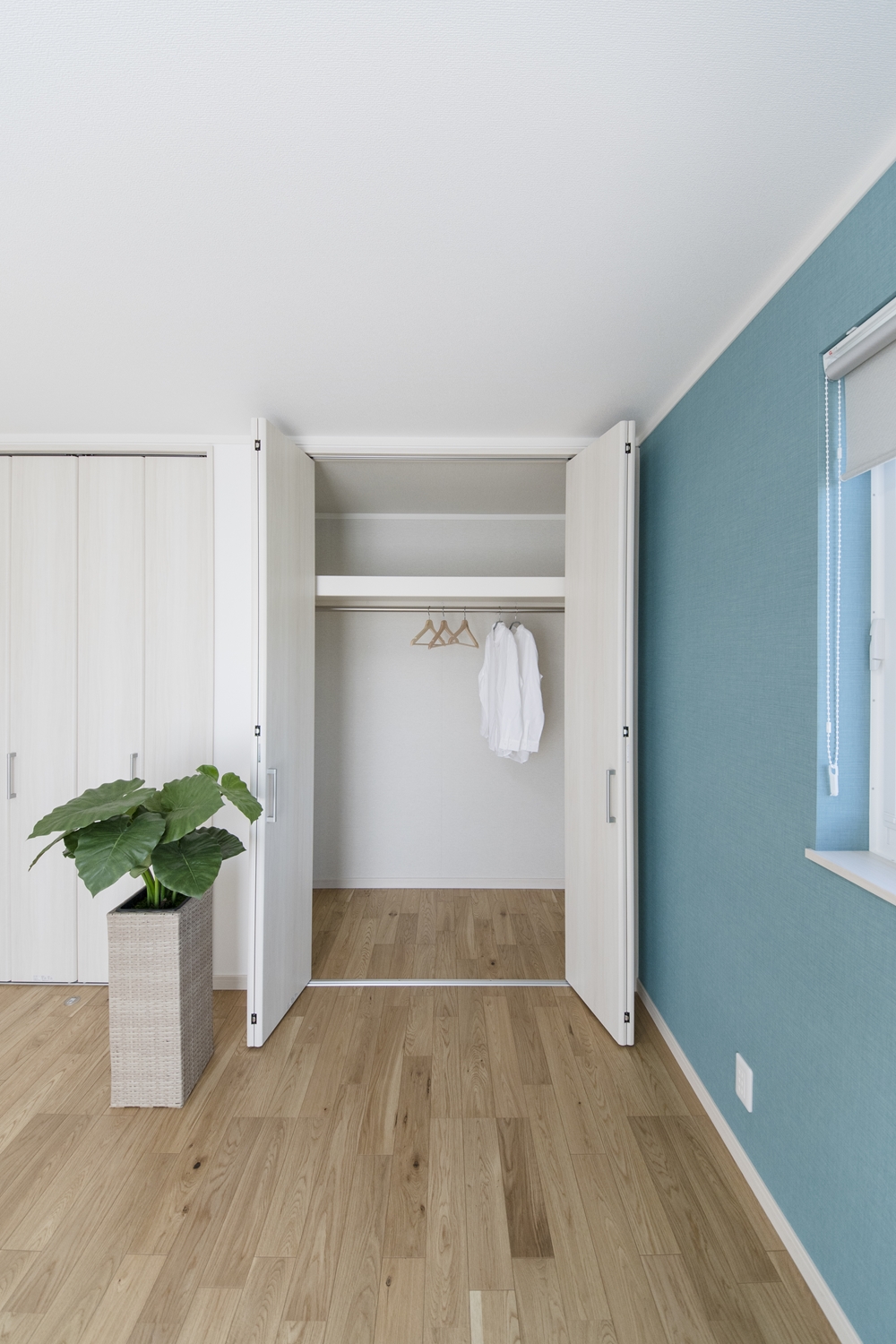 2階洋室／木のやさしい温もりとモダンなデザインが融合したナチュラルモダンテイスト。