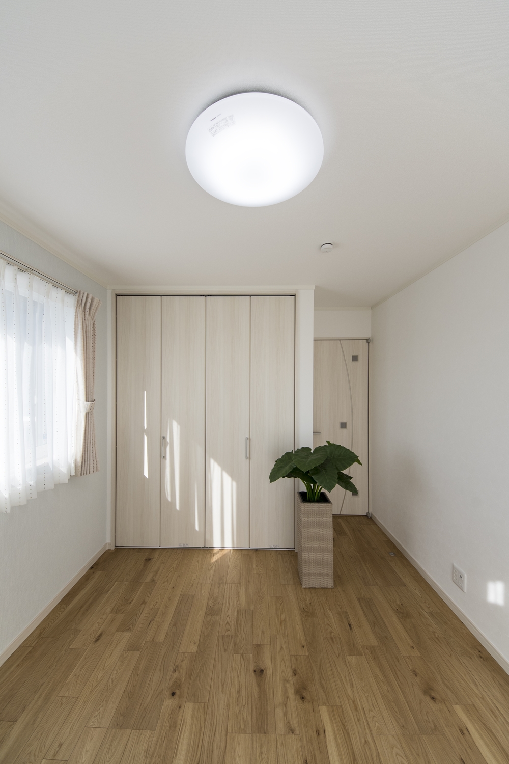 2階洋室／窓から自然のやさしい光が降り注ぐ明るい室内。