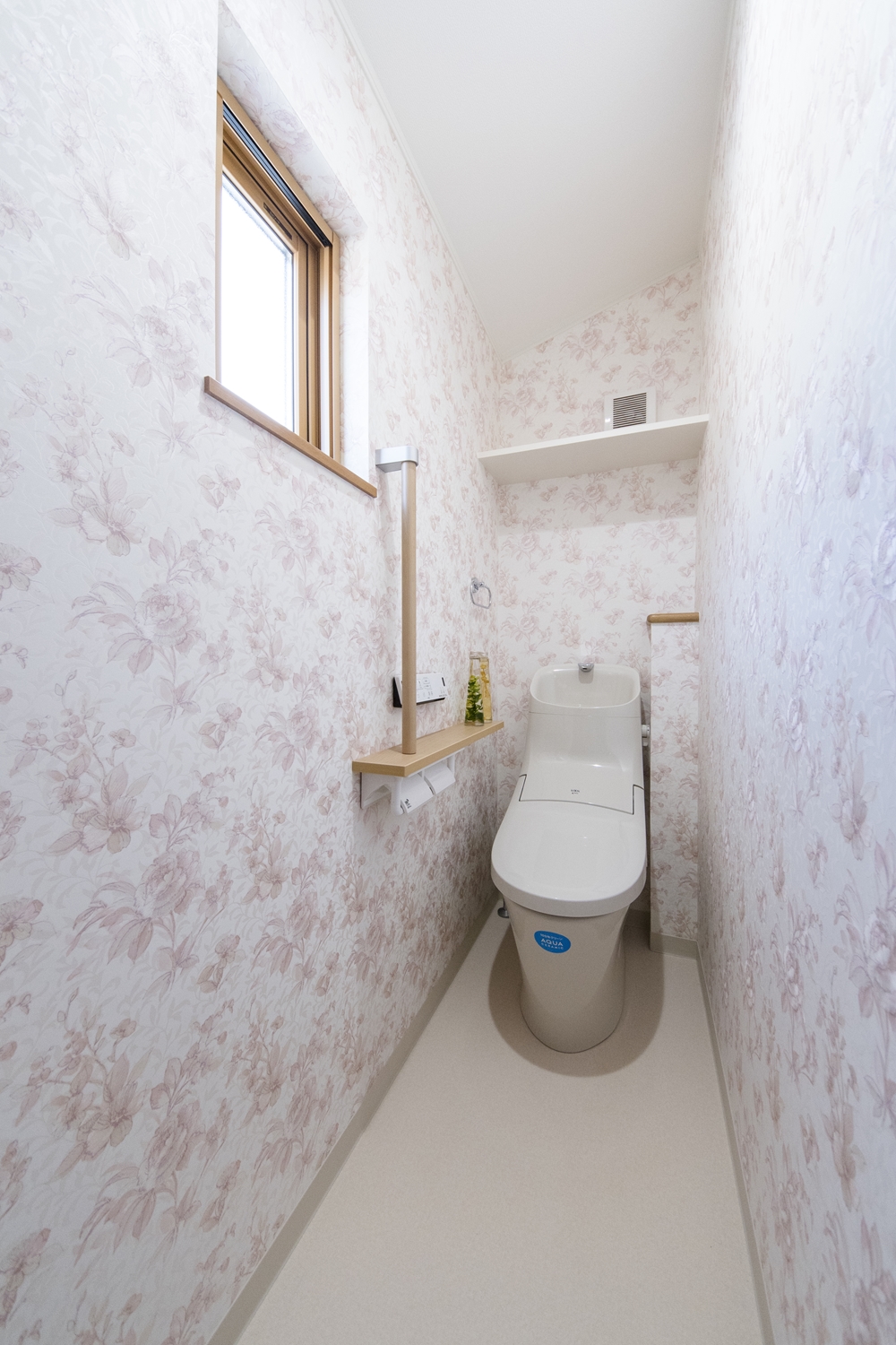 2階トイレ／愛らしいピンクの花柄クロスを全面に施し、優しい印象に仕上がりました。洗面室の壁紙もお揃いのデザインです♪