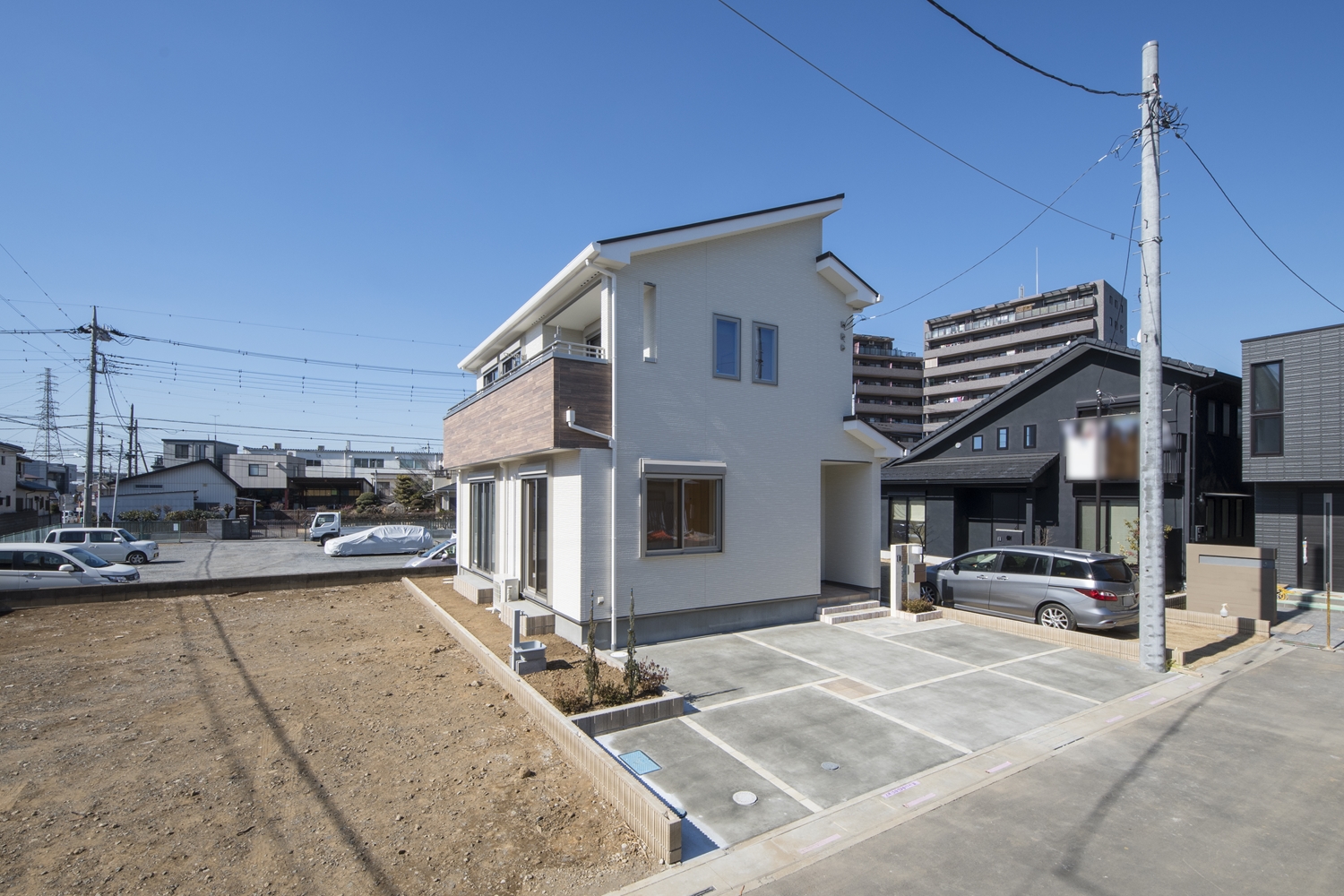 赤外線を反射する遮熱タイプの屋根材を使用。赤外線の反射率を大幅に高めることで、屋根材の蓄熱を抑え、居住空間内部への熱の伝達を抑制。住まいに快適さをもたらします。