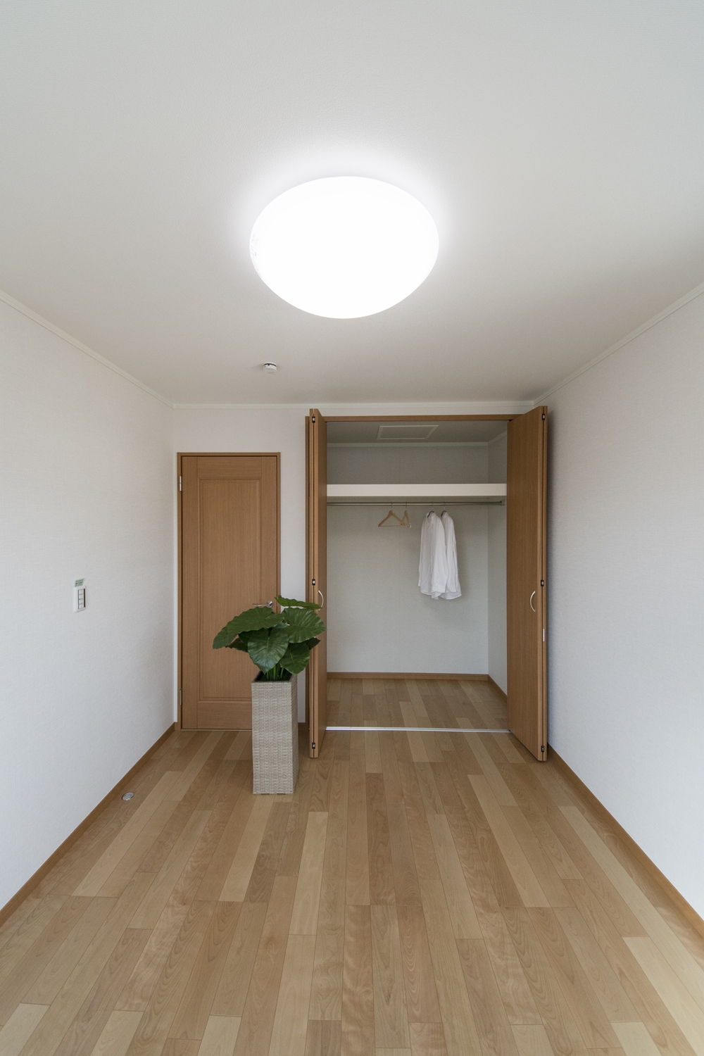 2階洋室／木のやさしい風合いを感じる建具やフローリングが、穏やかで心地の良い空間。