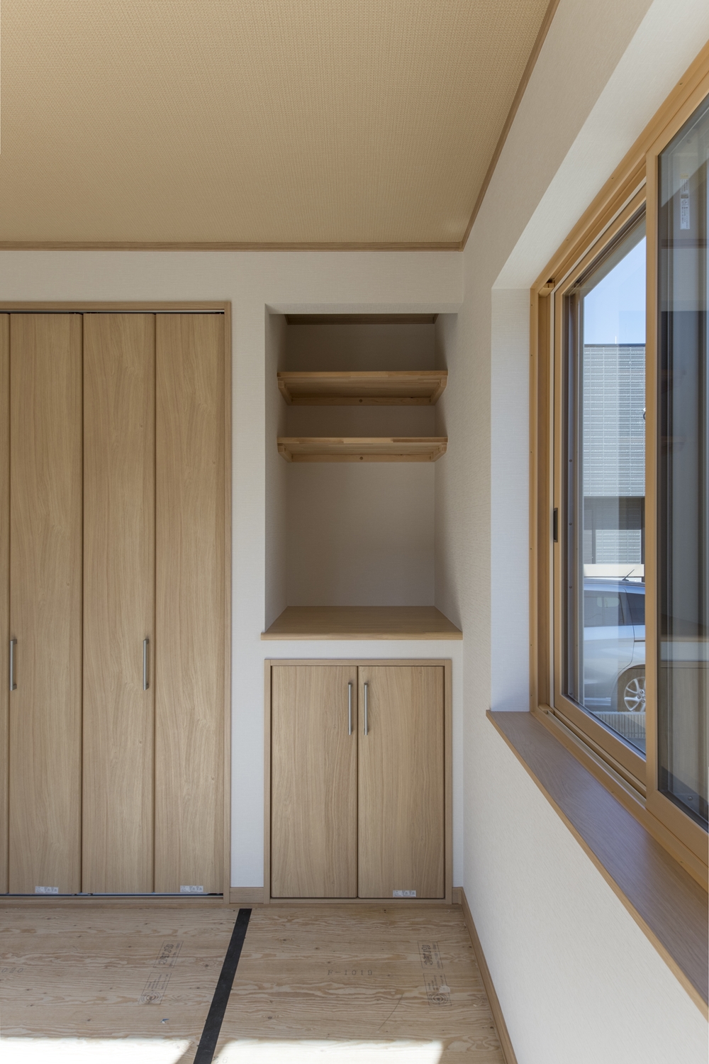 仏間を設えお部屋の一角に心落ち着く空間ができました。