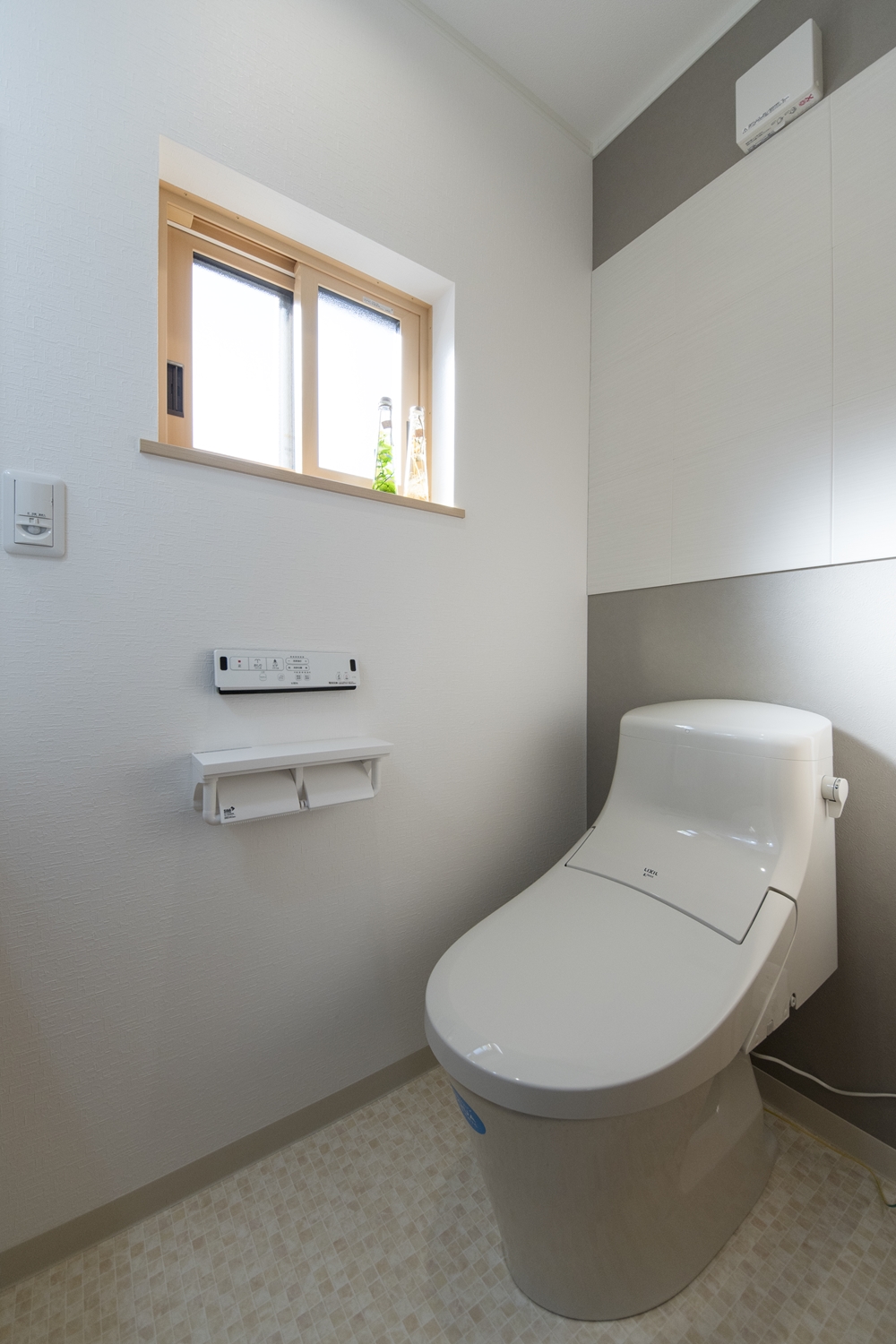 2Fトイレ／コンパクトなタンクレストイレを採用し、消臭・調湿効果のあるエコカラットタイルを施した、スッキリとした快適な空間。
