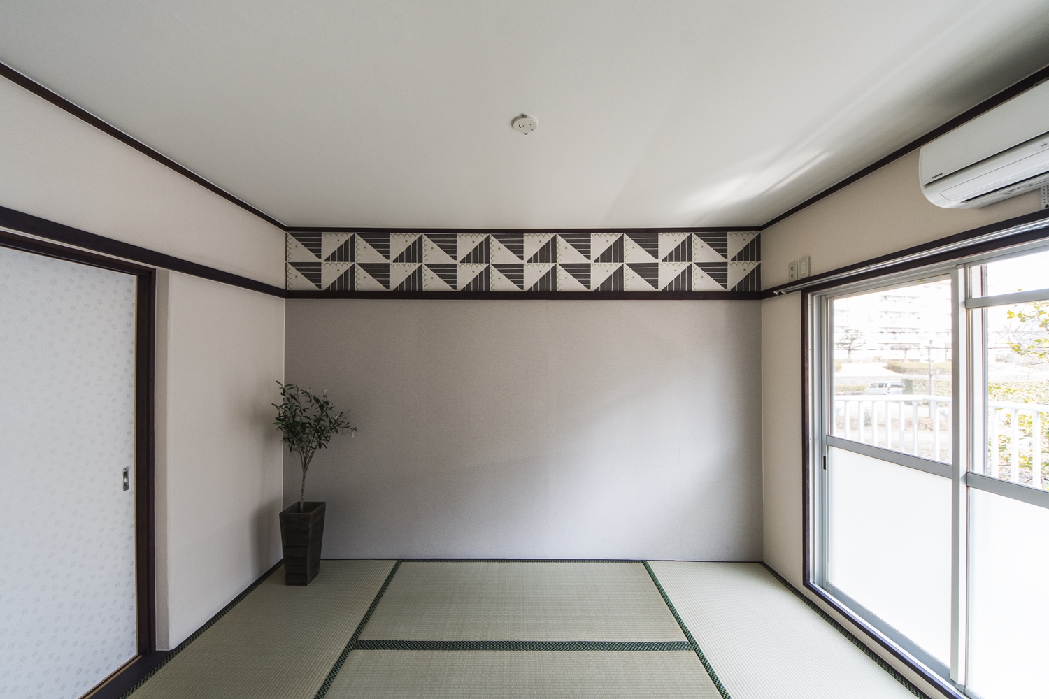 和室①／竹久夢二デザインの壁紙を取入れた大正ロマン風のネオレトロな空間に。