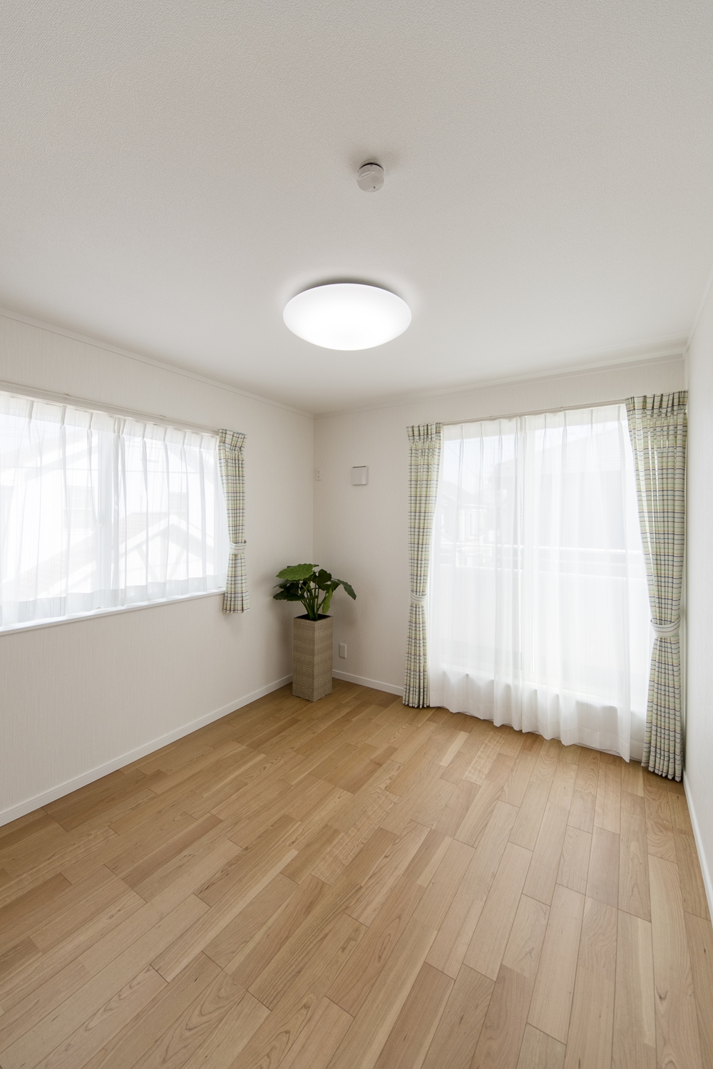 2階洋室／2面採光がもたらす豊かな光と風が上質な空間を演出します。