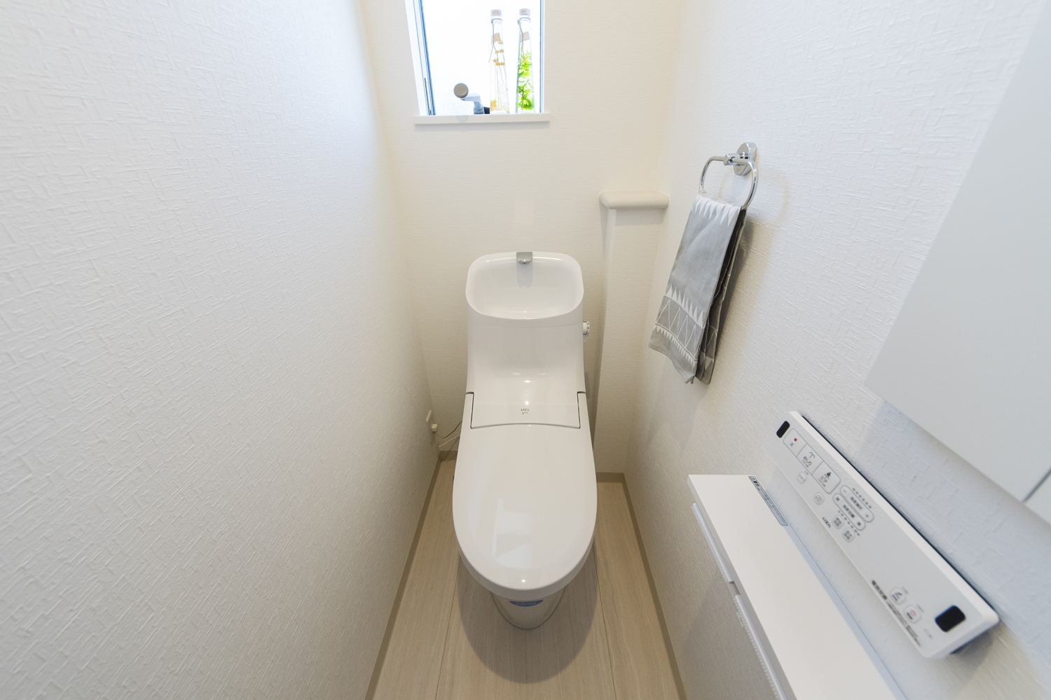 2階トイレ／白を基調とした清潔感のある内装。小窓からの光が明るさをプラスします。
