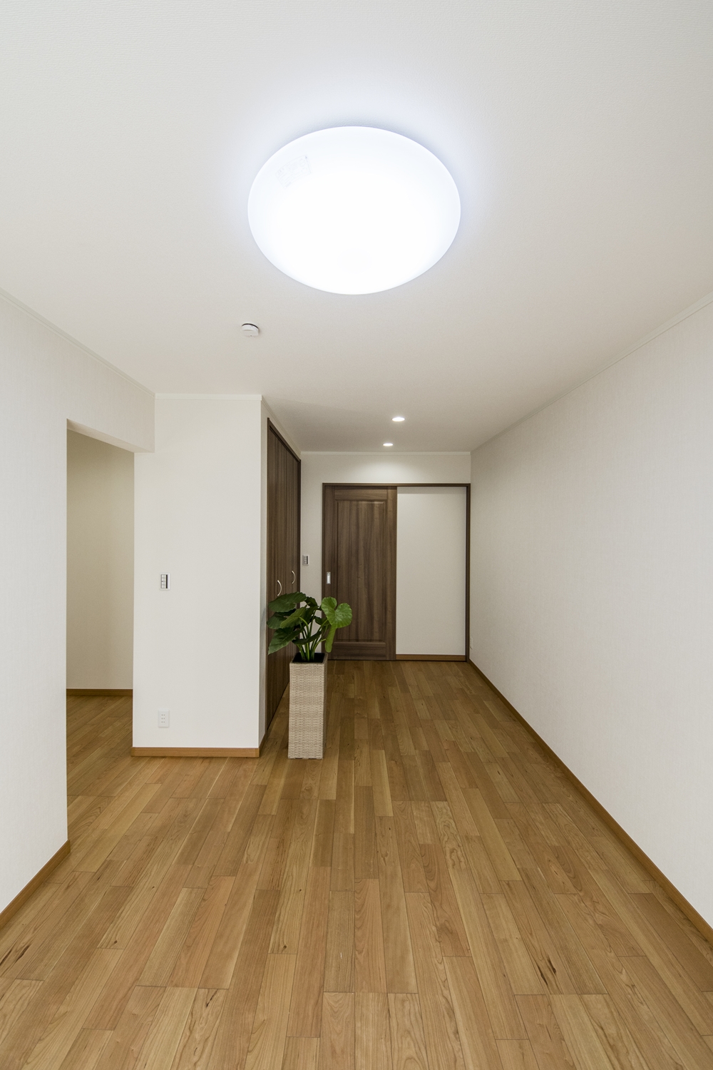 1F洋室(親世帯)／温かみのあるナチュラルな配色の室内空間。