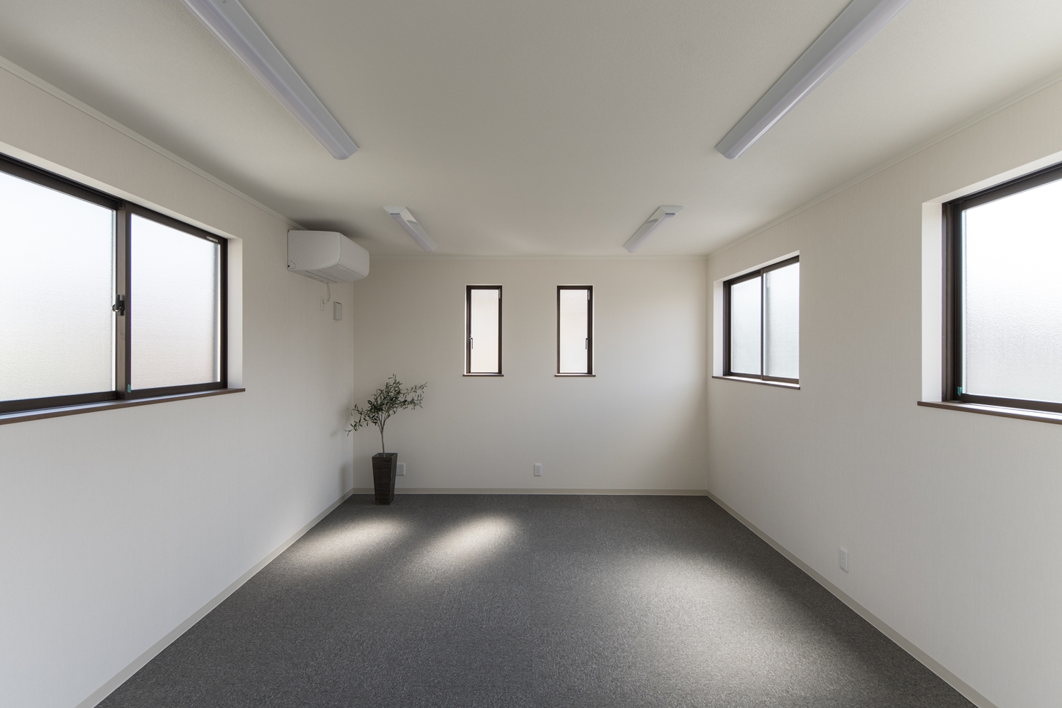 2F事務室/自然のやさしい光が降り注ぐ明るい空間。