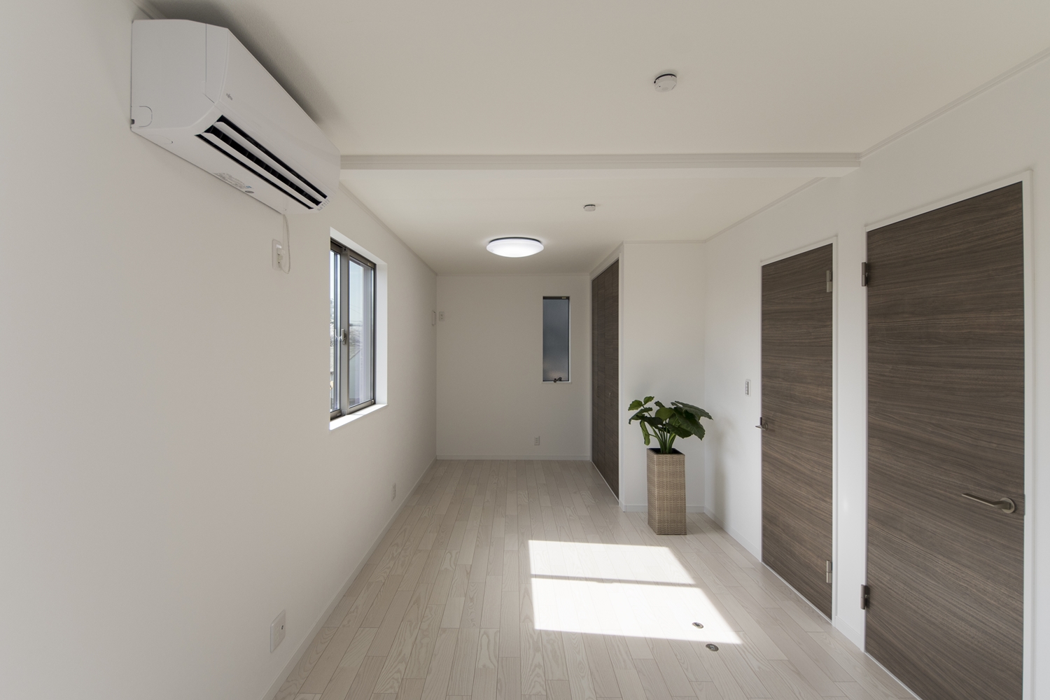 2階洋室／白をベースにモノトーンカラーの建具を差し色にした、清涼感のある空間。