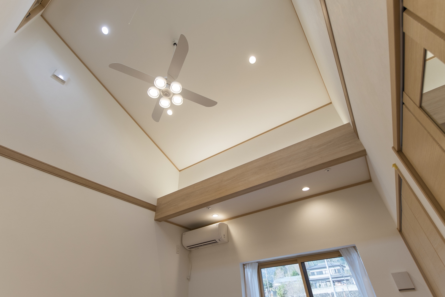 洋室／勾配天井と高い位置に窓を設えた光のあふれる空間。