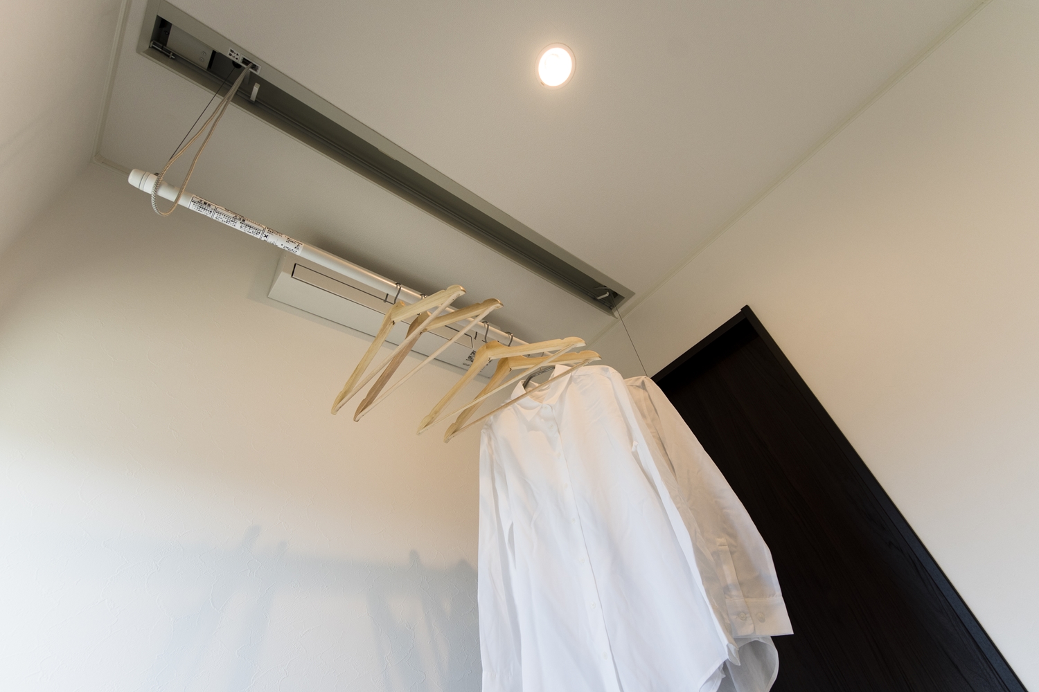 リネン室／機能的でスマートな物干しを設置。使うときだけ、竿を降ろして室内干しできます。使わないときは天井に収まるのでとっても便利♪