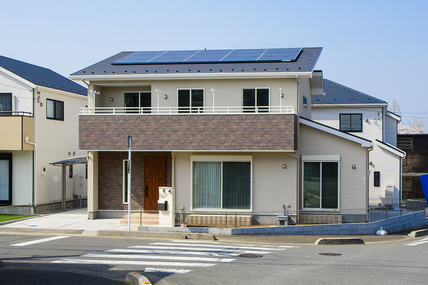 太陽光発電システム／発電した電気をご家庭内で活用し、光熱費を削減。さらに、余った電気は電力会社に売却することで経済効果を生み出します。