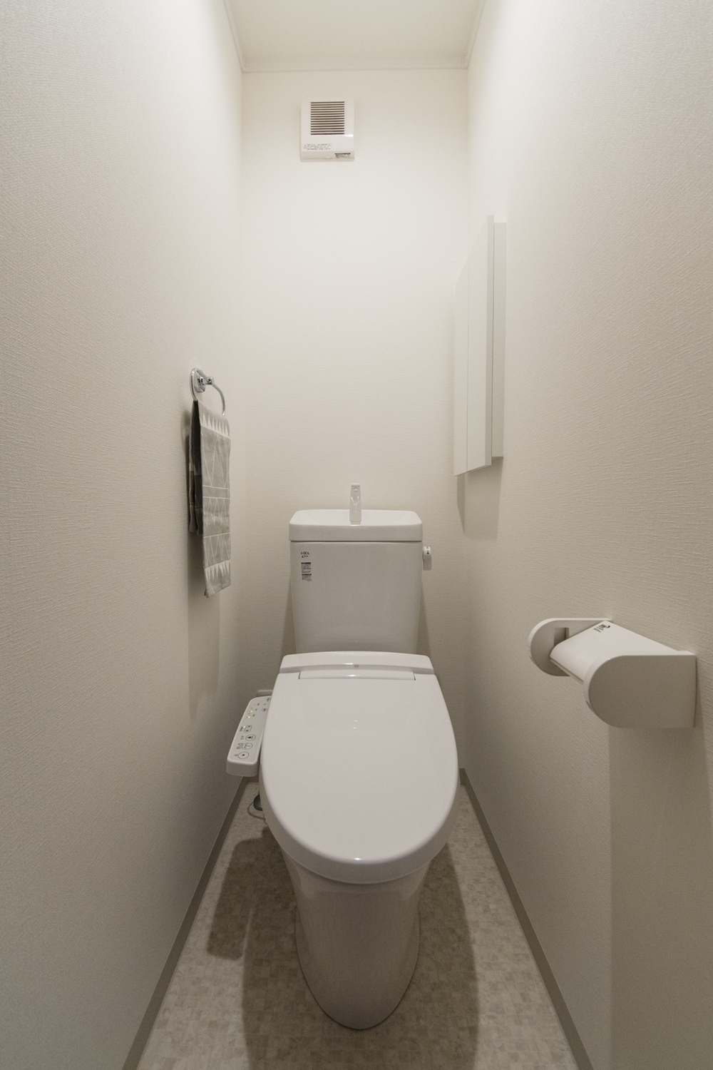 白を基調とした清潔感のあるトイレ。