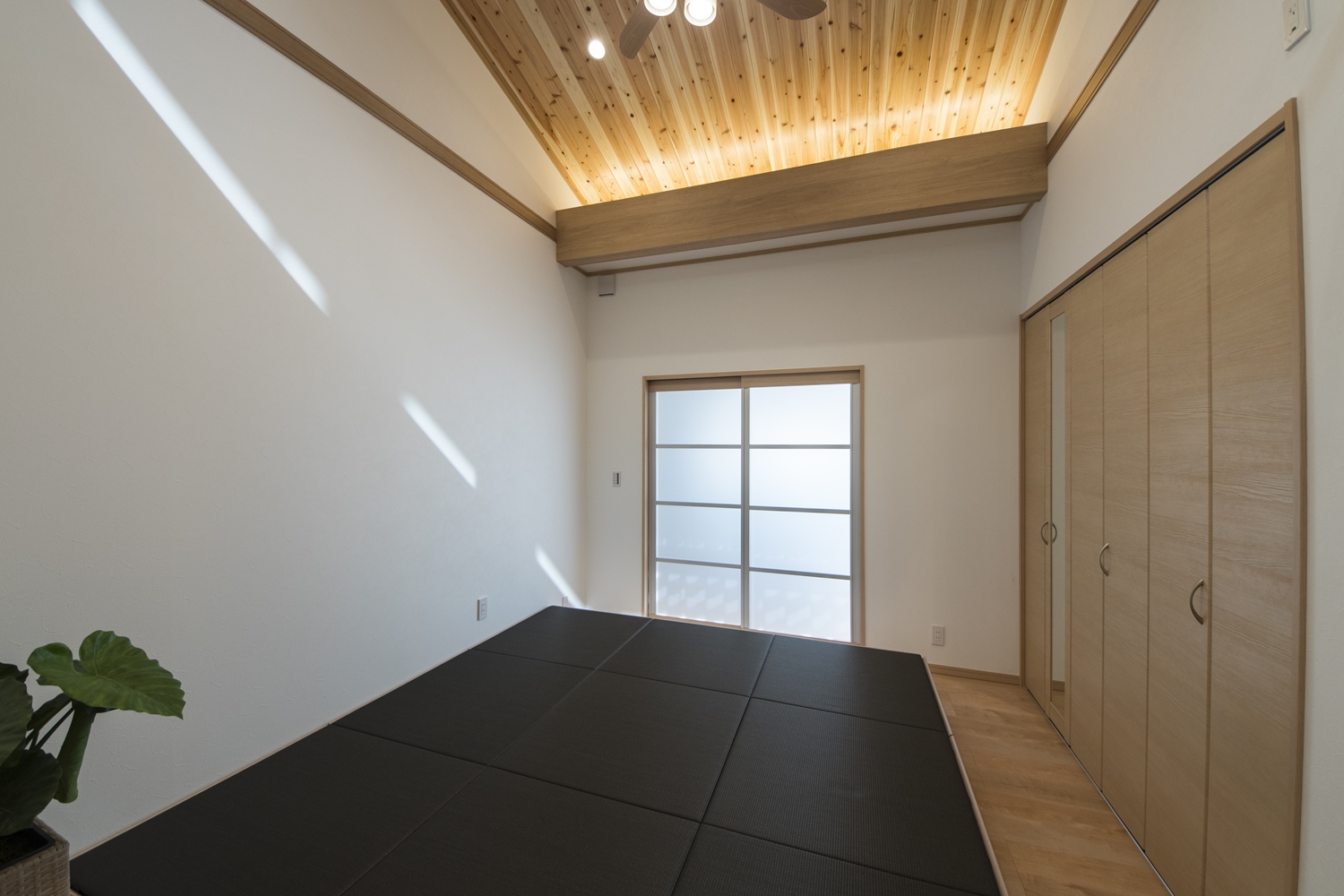 洋室／和モダンな畳収納を設置。チャコールグレーの畳の下は収納になっていて、ベッドとしても使用可能です。