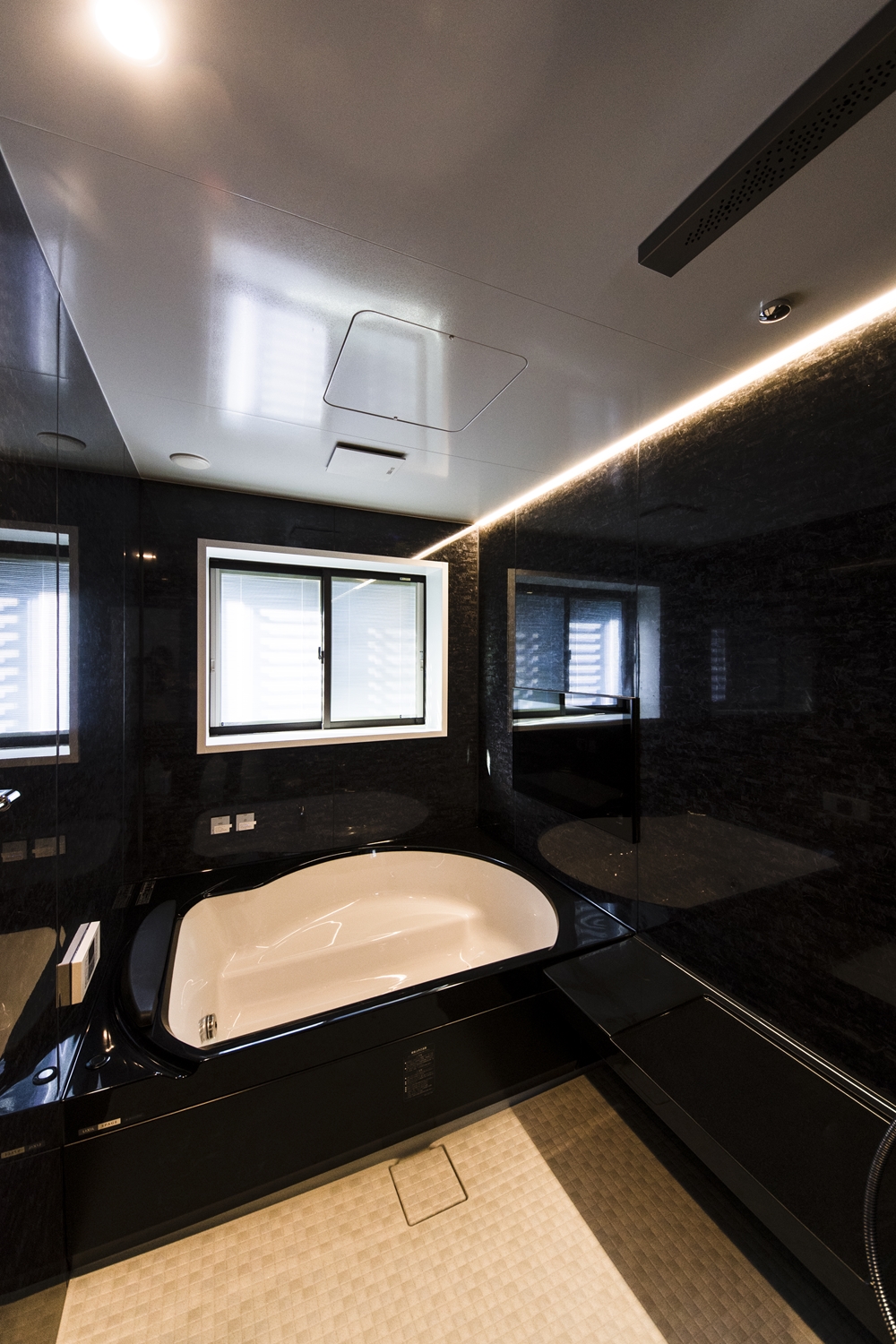 バスルーム／大理石の豊かな表情をモチーフにしたブラックのパネルと、間接照明が、上質な空間を演出します。