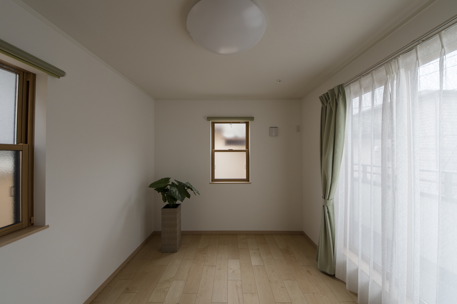 2階洋室／3面に窓を配した室内は、たくさんの光と風を招き入れ、開放感あふれる心地良い空間。