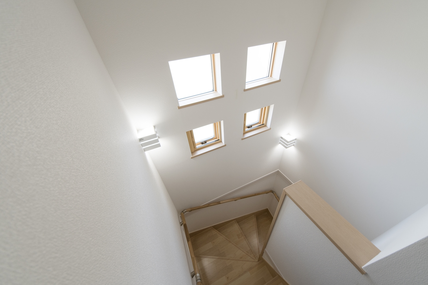 窓からの穏やかな光が降り注ぐ開放感のある階段。