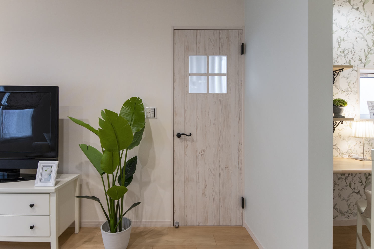 お部屋のアクセント、シャビー感のある木目調のドア。格子の入ったモザイクガラスを施したデザインです。