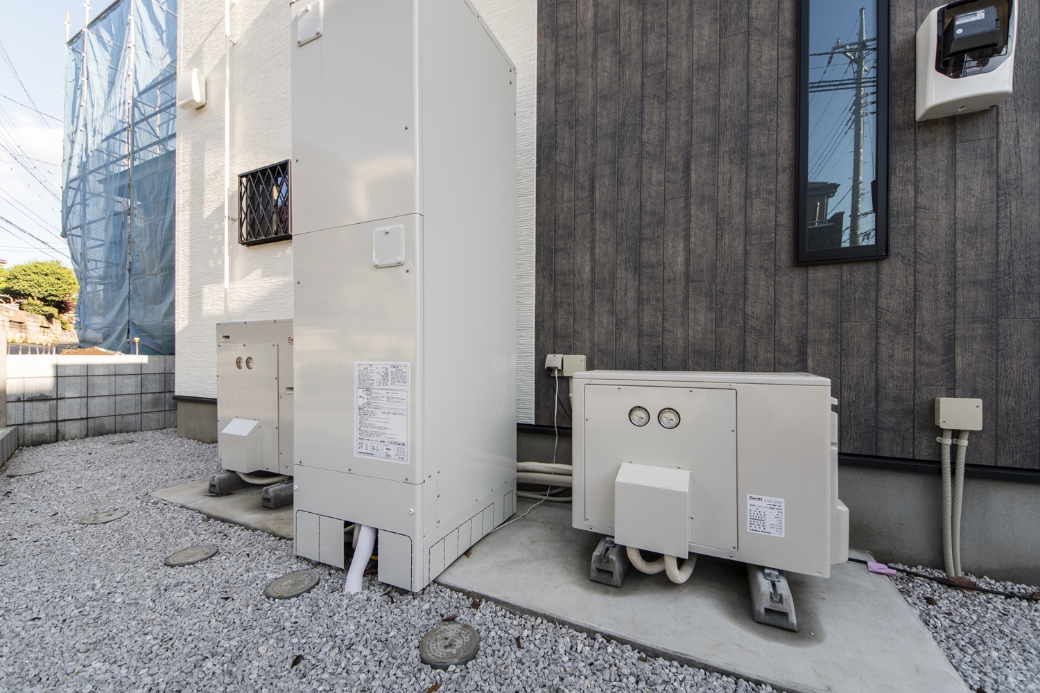 直膨式地中熱ヒートポンプシステム/4人家族を想定し、マルチエアコン3台、460ℓの給湯タンク、室外機、地中熱交換機をセットとしています。