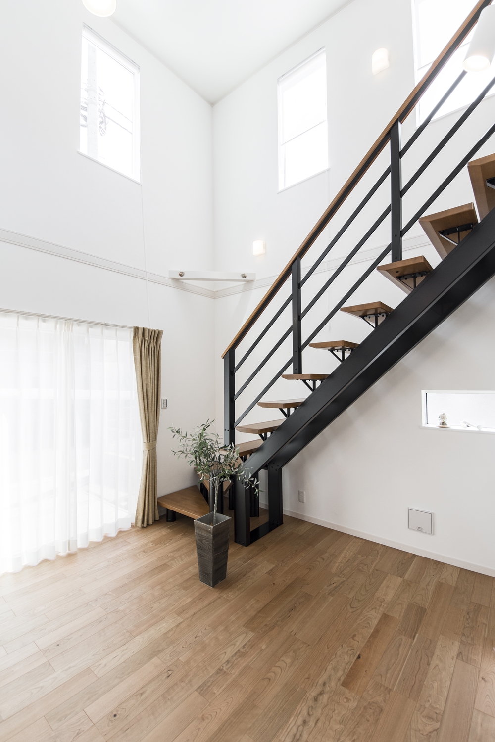 光や風を遮らず階下と階上を軽やかにつなぎ、快適な空間を演出するオープンスタイルの階段。