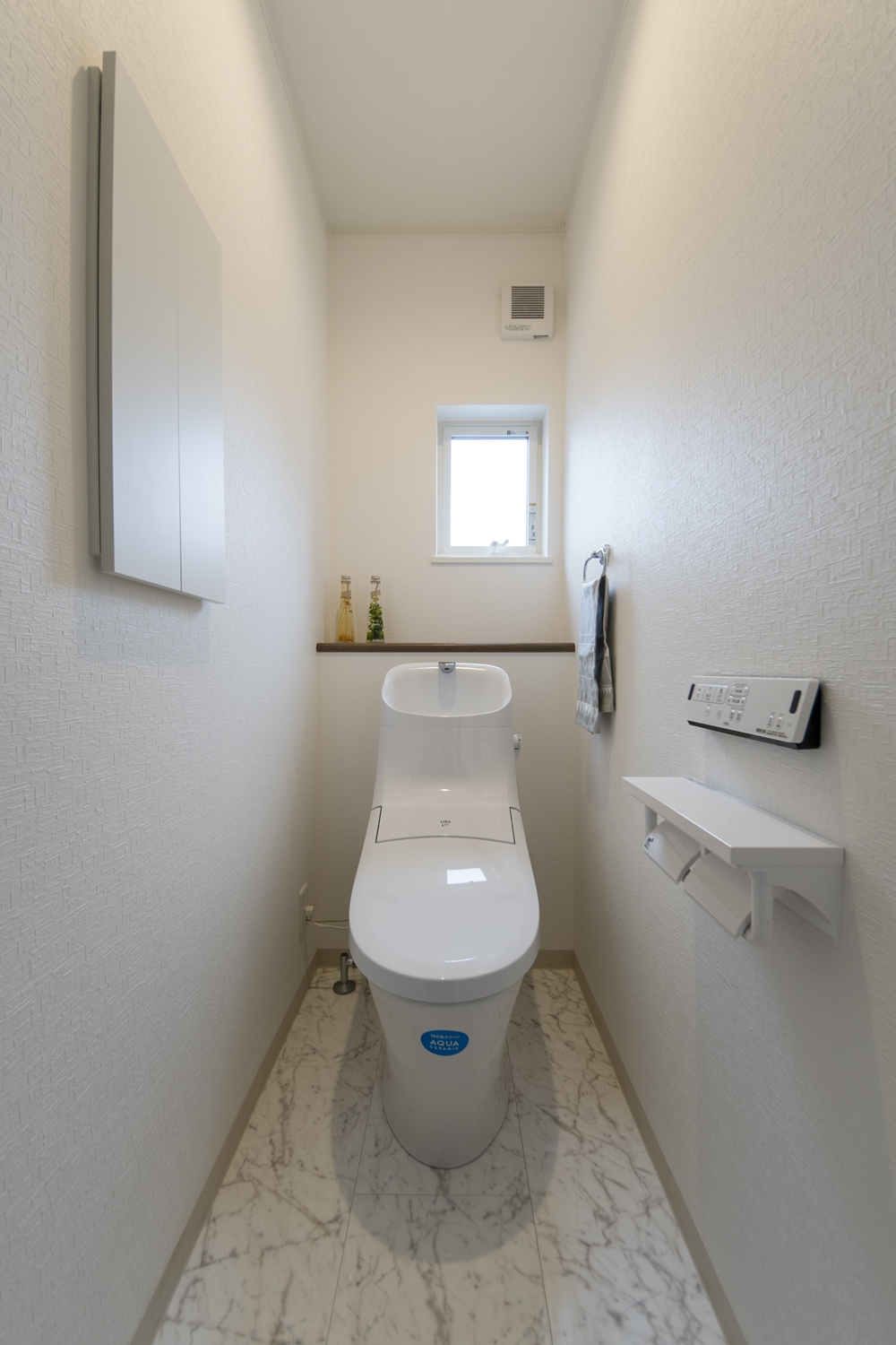 2階トイレ／白を基調とした清潔感のある内装。