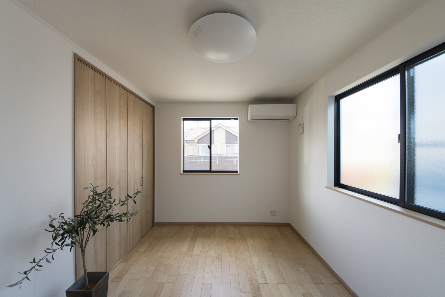 2階洋室／木のやさしい風合いを感じるフローリングが、穏やかで心地のよい空間を演出。