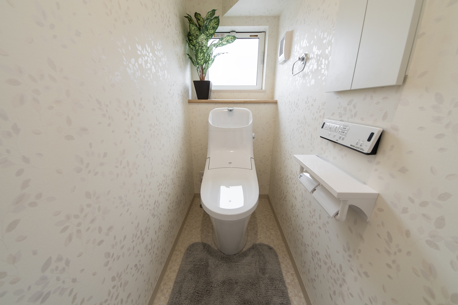 トイレ／キラキラ光るリーフのクロスが、透明感のある空間を演出。