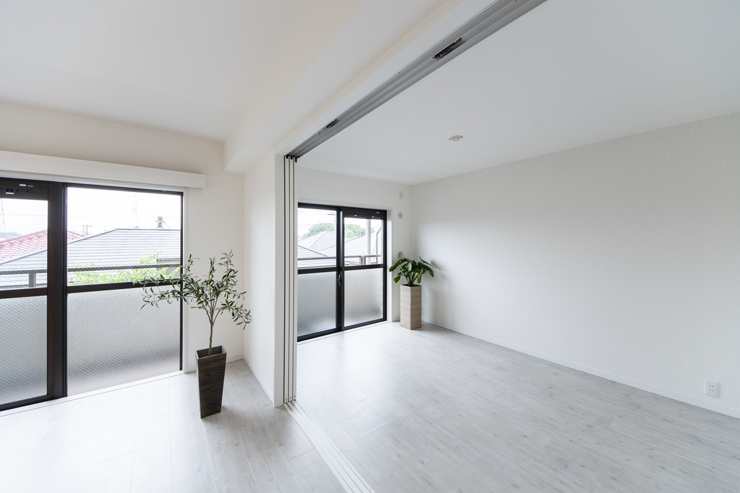 美しく繊細な木目調の白い床材が窓から差し込む光を反射し、お部屋を優しく包み込みます。
