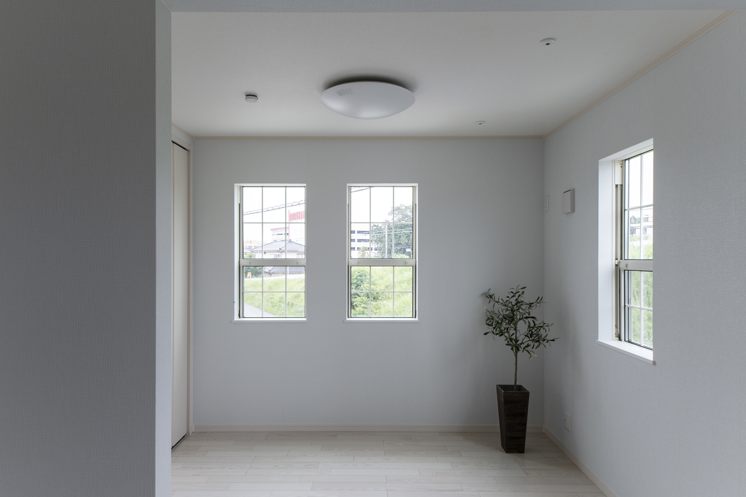2階洋室／クラシカルなデザインの格子窓が、さわやかな風を室内へと誘います。