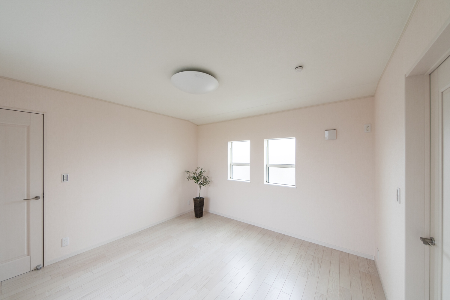 淡いピンク系の壁紙を施した、穏やかで優しい雰囲気の2階洋室。