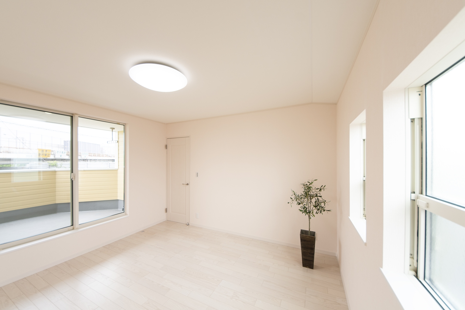 2階洋室／2面に窓を配した室内は、たくさんの光と風を招き入れ、開放感あふれる心地良い空間に。