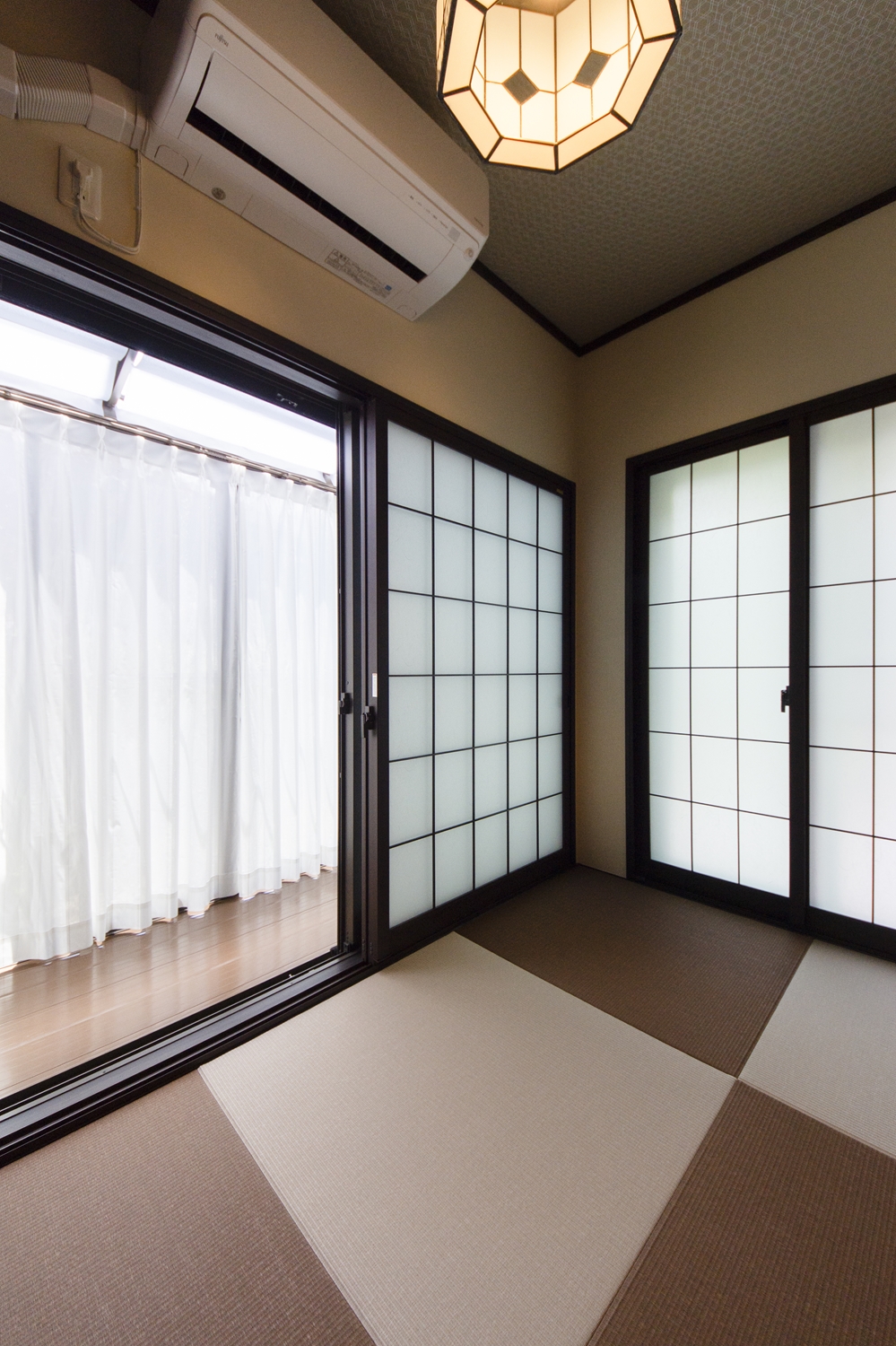 壁を取り払い、和室とサンルームを増築しました。琉球畳を市松敷きにして、オシャレで和モダンな空間に♪