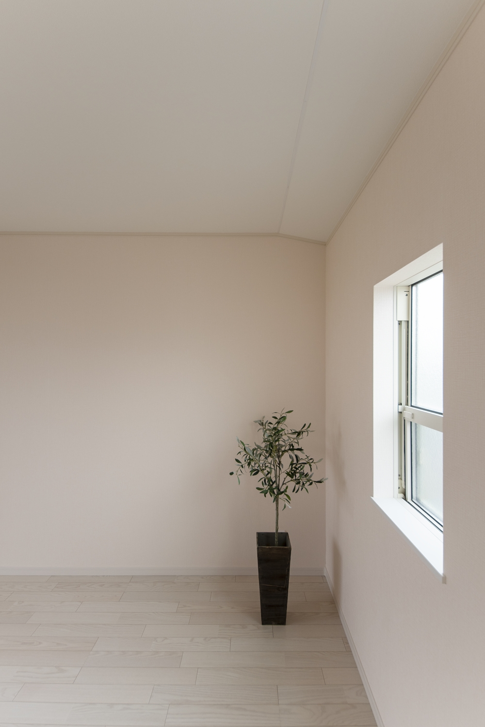 淡いピンク系の壁紙を施した、穏やかで優しい雰囲気の2階洋室。