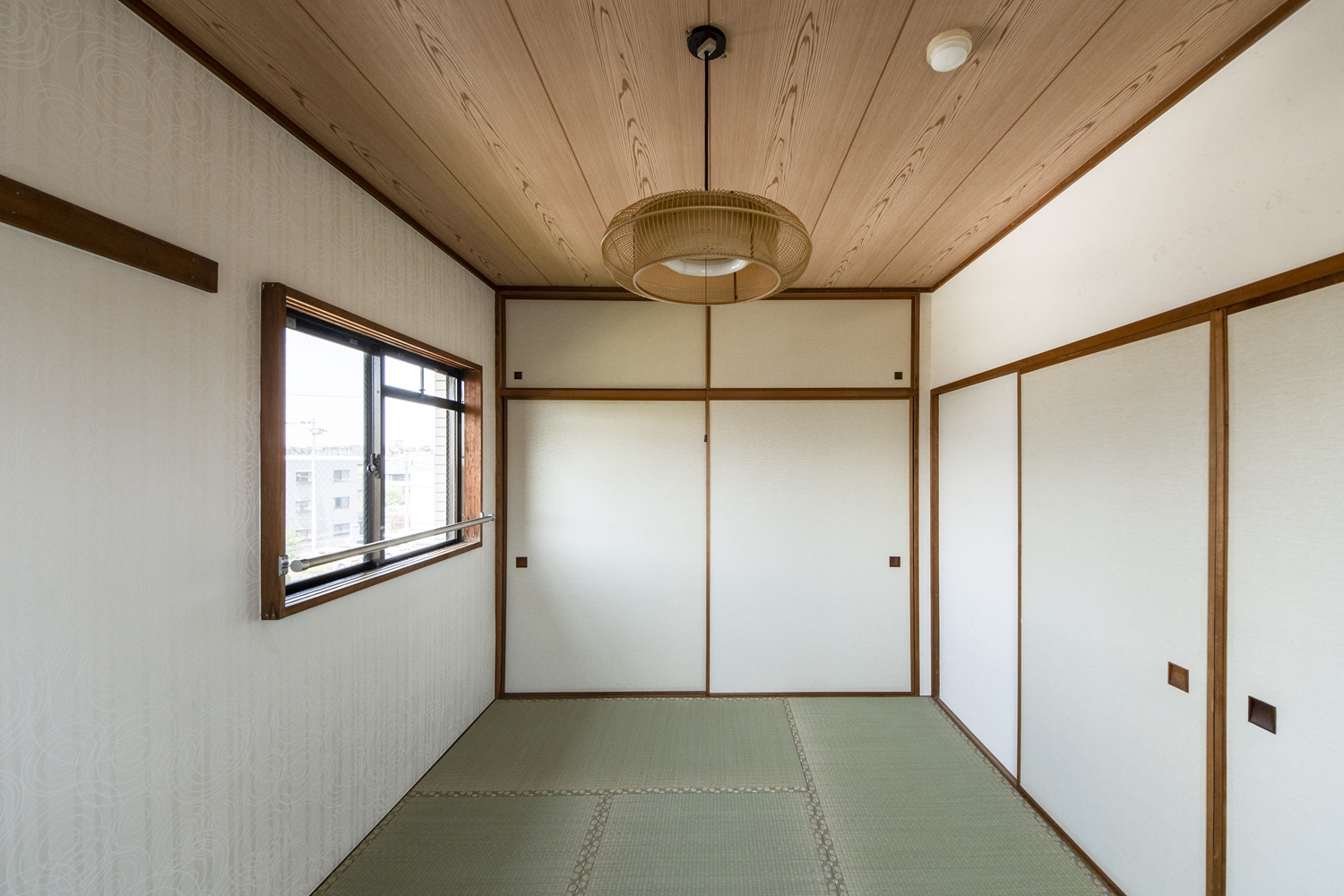 和室／天井と壁紙を全面貼り替えました。畳の状態が良かったので、畳本体ではなく、畳の「表替え」をしました。