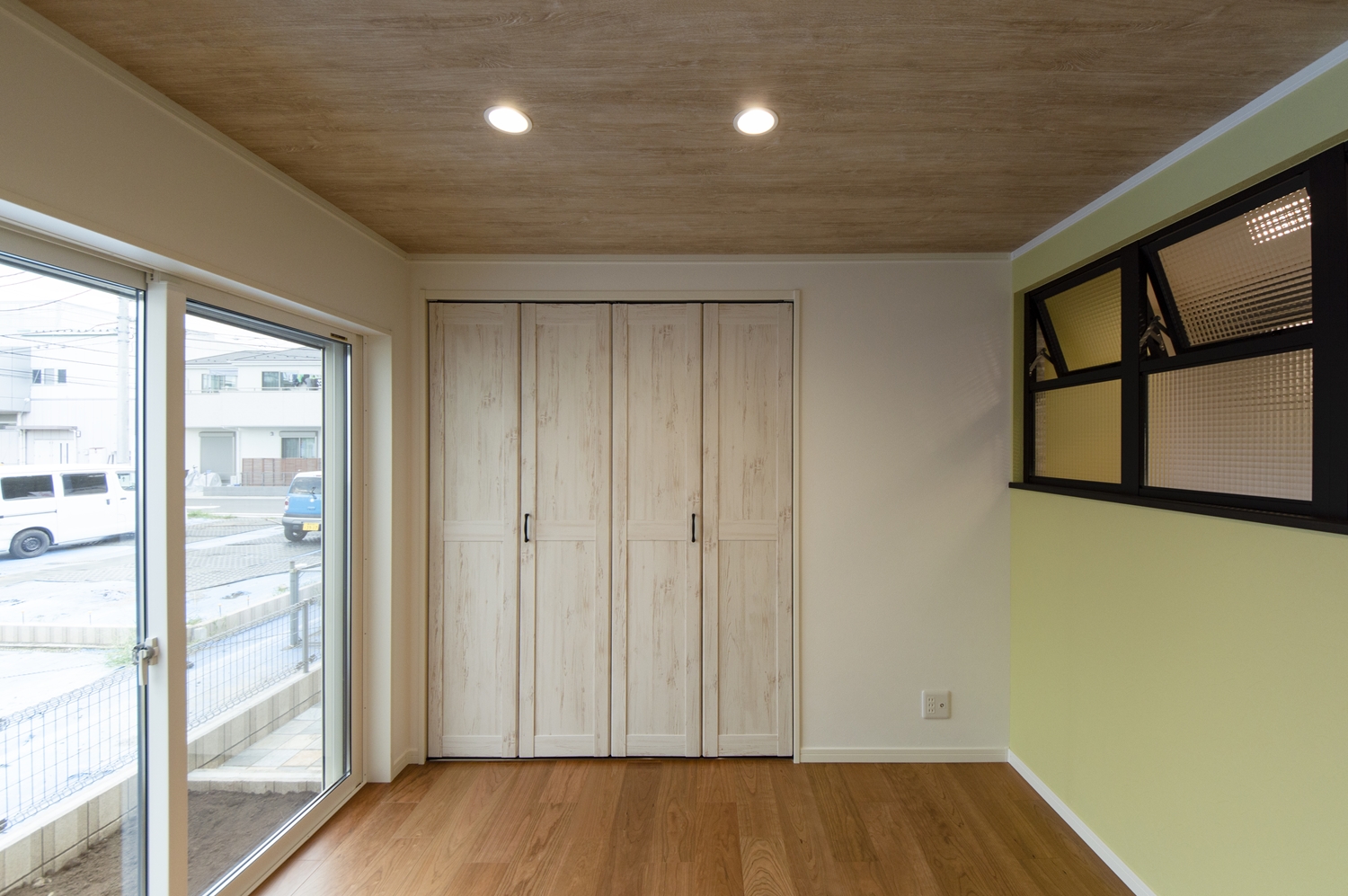 1階洋室／天井にもラフな木目調のクロスを施して、グッとおしゃれな空間に！
