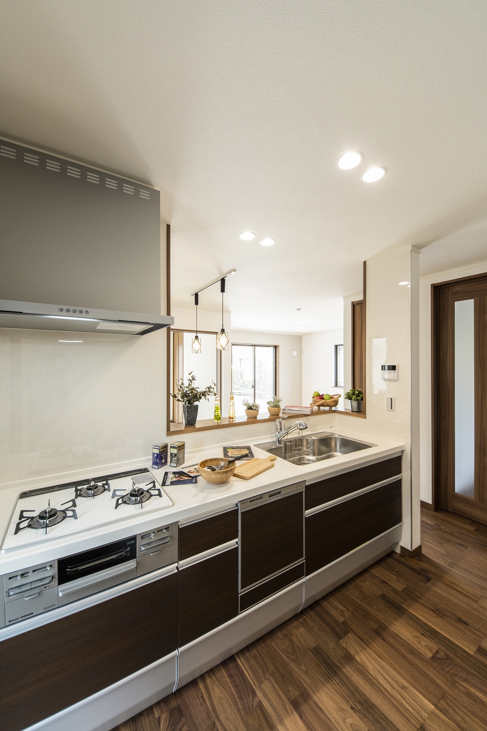 ダークブラウンのキッチン扉は、マットな質感＆上品な木目デザインです。
