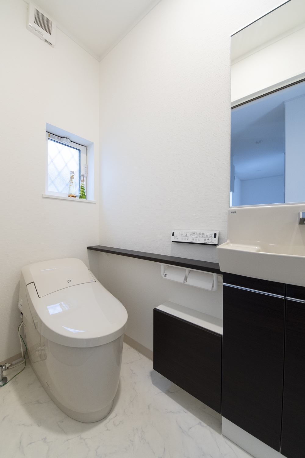 1階トイレ／タンクレスタイプを採用し、手洗いや場所をとらないキャビネットを設置して機能的でスッキリとした空間になりました。